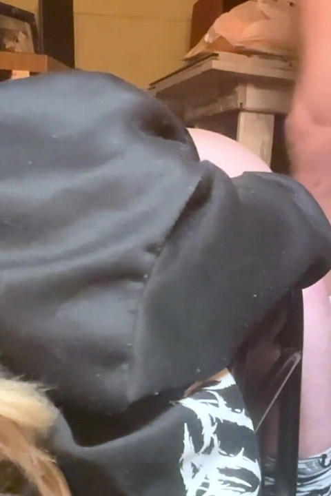 Patrz, Jak Dostaję Poręczy W Piwnicy Na Szczycie Zamrażarki