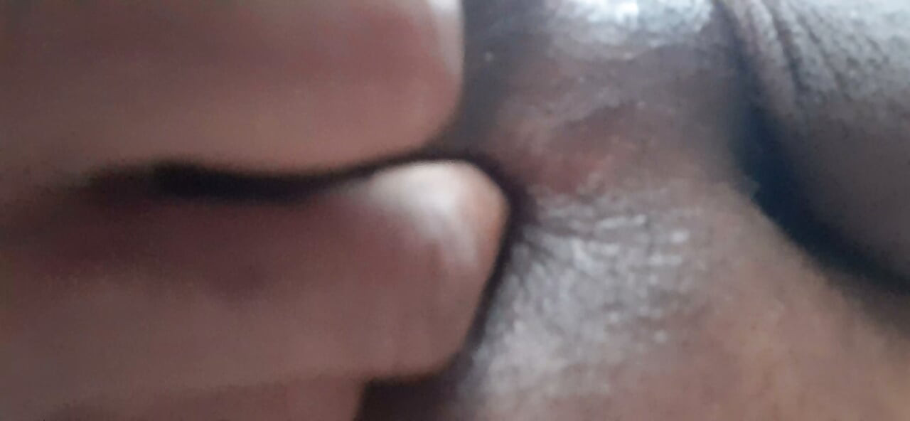 Poner aceite en el ano y ponlo en el dedo