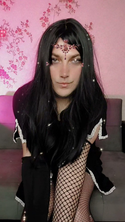 Crossdresser-mallin taikaa: tanssia armolla | Klippi 1