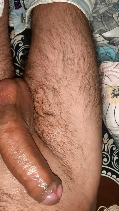 Ich denke daran, wie meine Stiefschwester im nächsten Zimmer masturbiert – viel Sperma – sehr aufgeregt.