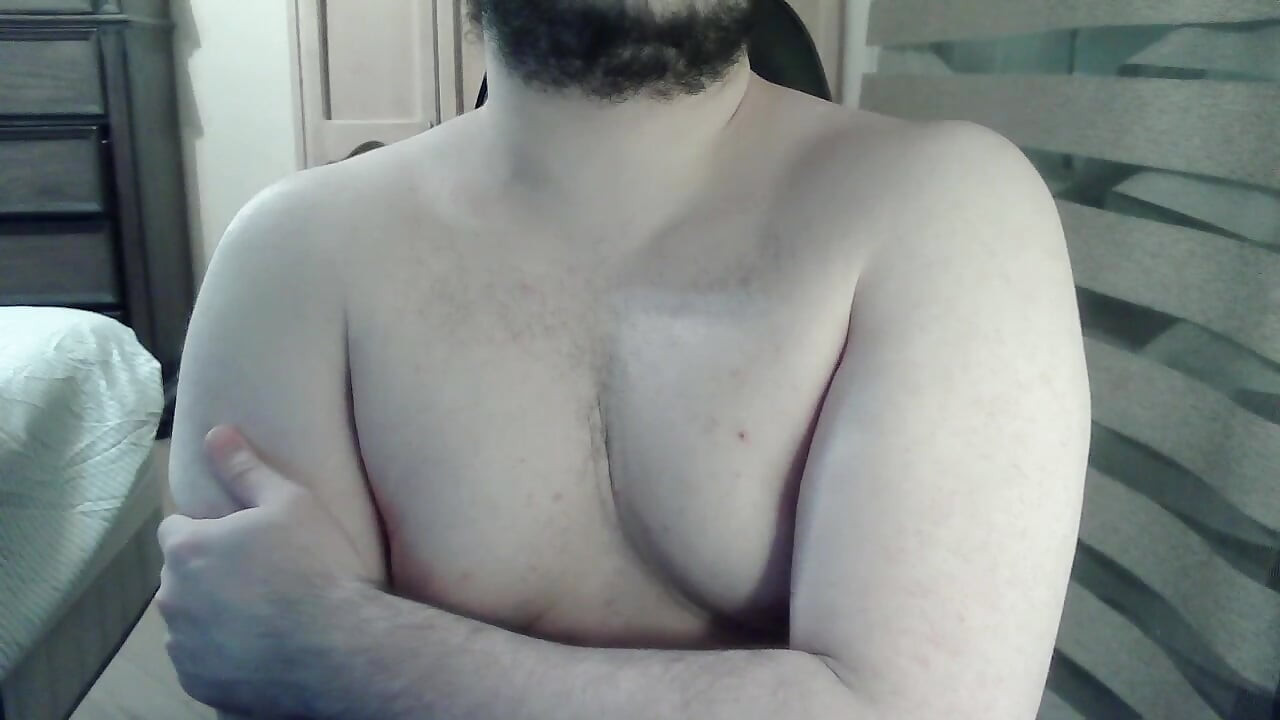 Muskularny jock pręży mięśnie na puszki