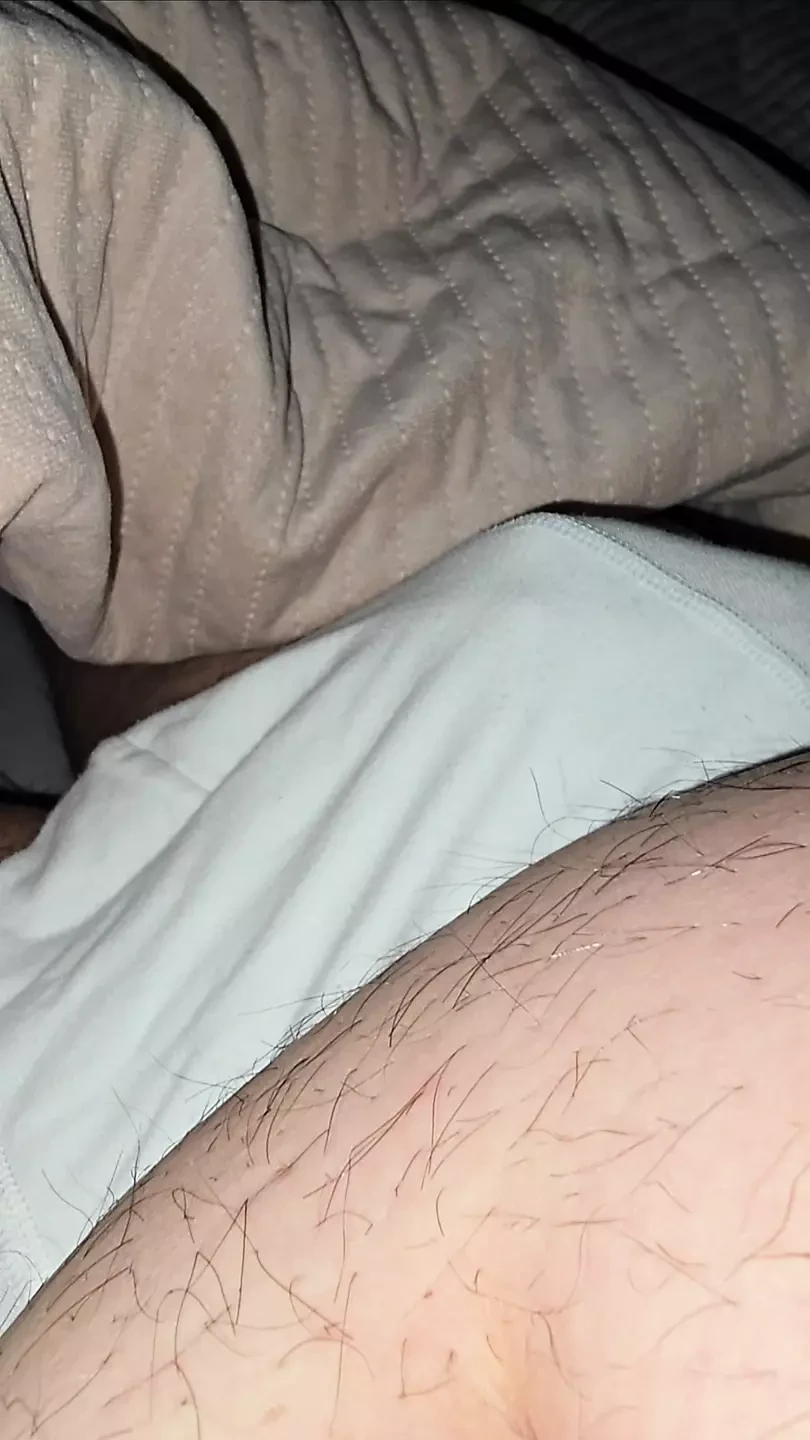 Enteado permite que a madrasta deslize debaixo da cueca e punheta seu pau com prazer