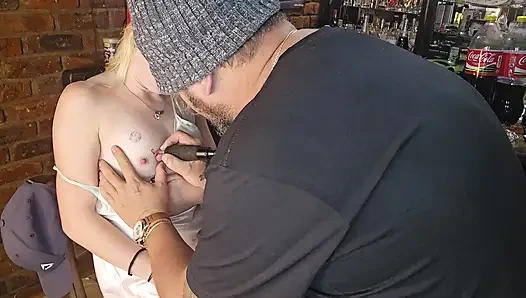 Kakak tiri pengen tato hati di sebelah putingnya tanpa celana dalam