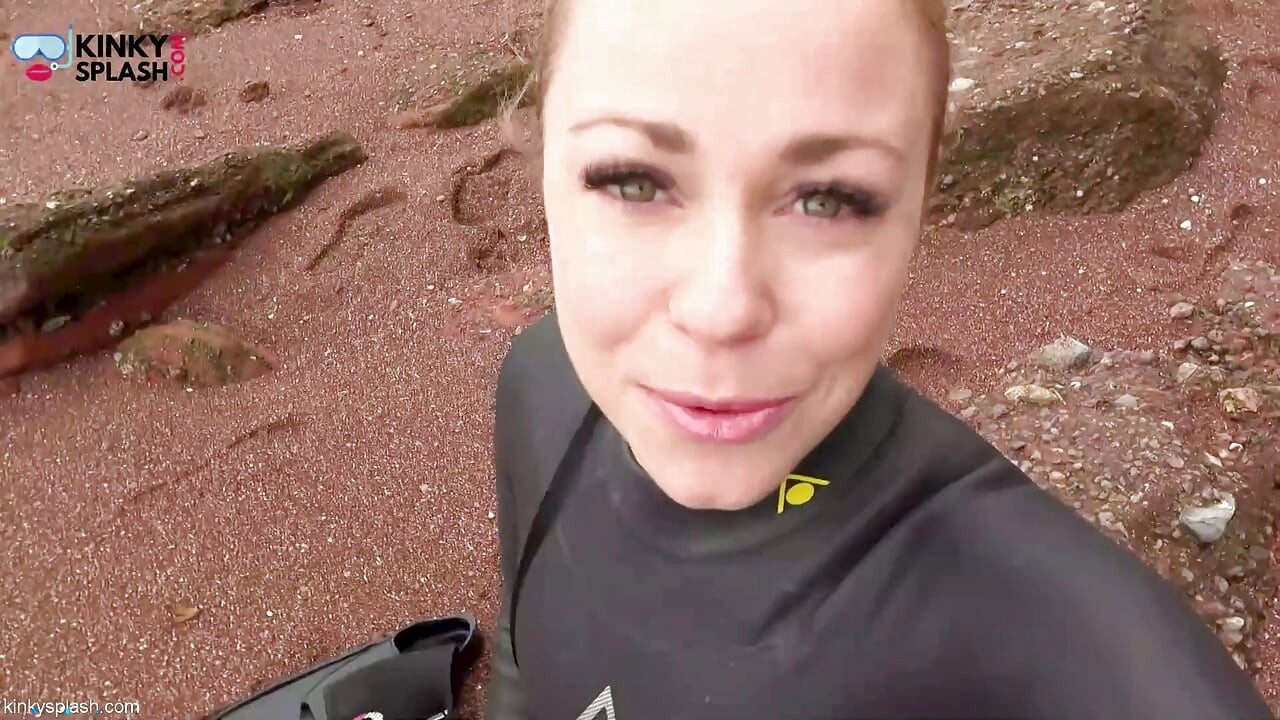 Wetsuit reuzin vindt een klein speeltje om te plagen