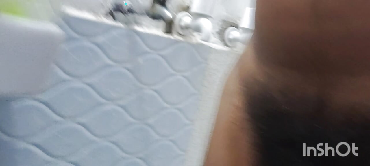 Bilojob handjob bathroom mein jakar hath se