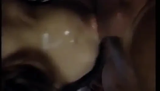 Milf wird gefingert und dann auf der couch ausgefressen