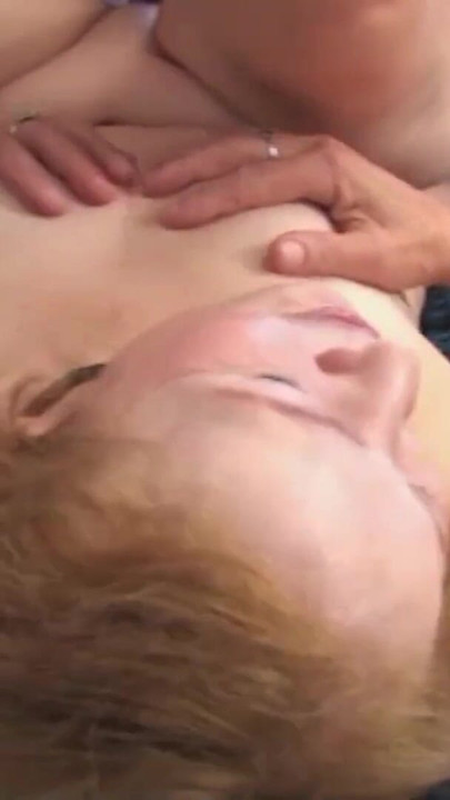 Vrući trojac zrelih u senzualnom lizanju i igranju s igračkama | Isječak 2