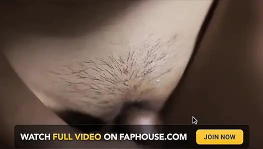 Süper pürüzsüz Endonezyalı kız yarağa binerken saten iç çamaşırı giyiyor