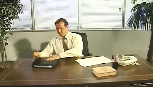 Vollbusige sekretärin macht ihren job, erfreut seinen schwanz im büro