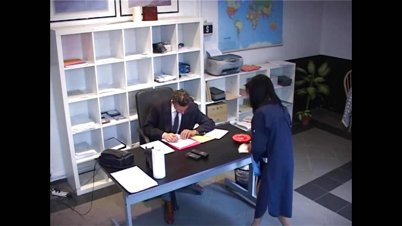 Čistačica s velikim sisama obožava jebanje u uredu