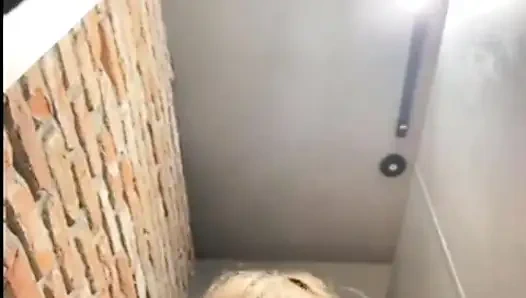 Aku melatih pantat montokku masturbasi di gym di tempat umum Seks anal. Squirting