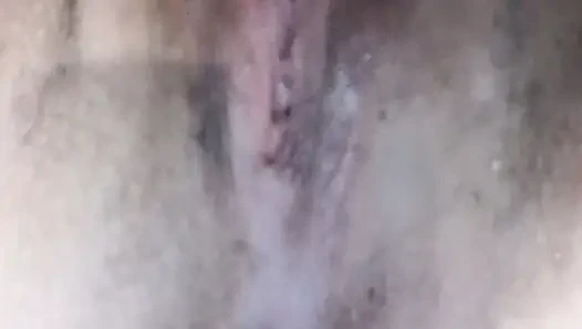 Aku lagi asik fingering memek dan itilku pakai mainan seks baru