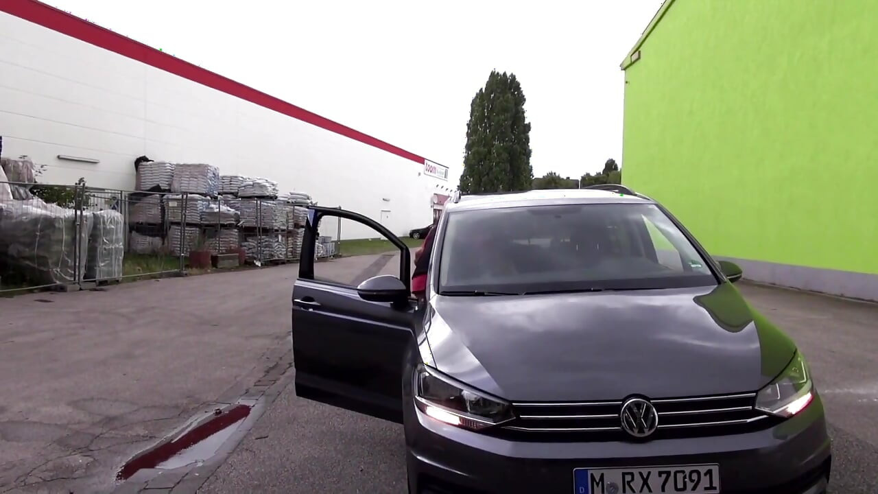 Sex dur în mașină cu o mamă sexy țâțoasă tatuată