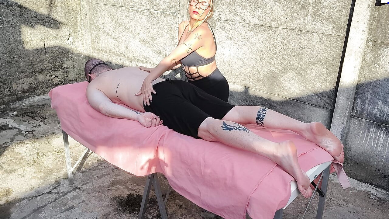 户外裸体按摩, 和火辣的金发女郎