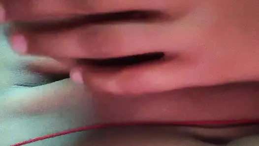 Geile blondine reitet hart auf einer riesigen stange auf der Couch, bis sie ins gesicht kommt