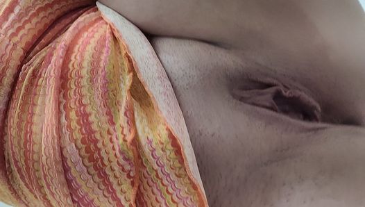 Белая девушка с большой шикарной задницей с розовыми волосами смазывает маслом и мастурбирует