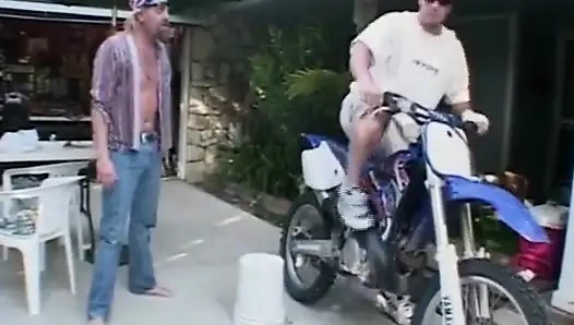 Garage Anal Fingering to Sloppy Ass-to-mouth Cleanup