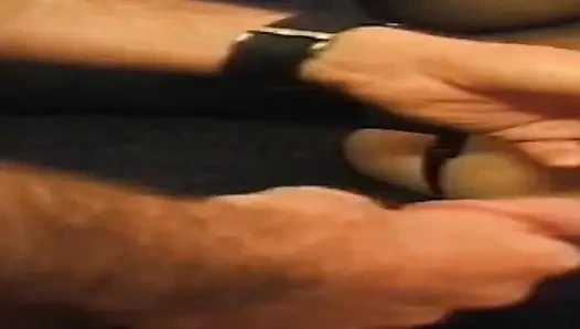 Retro reifes schätzchen squirtet wild aus intensiver finger-action