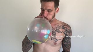 Fetiche por balão - TJ Lee sopra balões e 1 pop