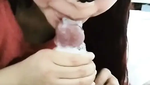 Ngobrol sama pacar sahabatku. Seks oral yang lezat.