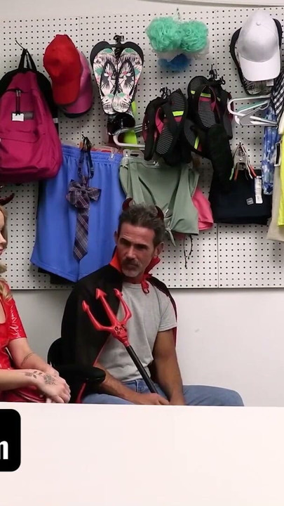 Klepto padrasto e enteada fazem doces ou travessuras juntos no evento de Halloween do shopping | Clipe 1