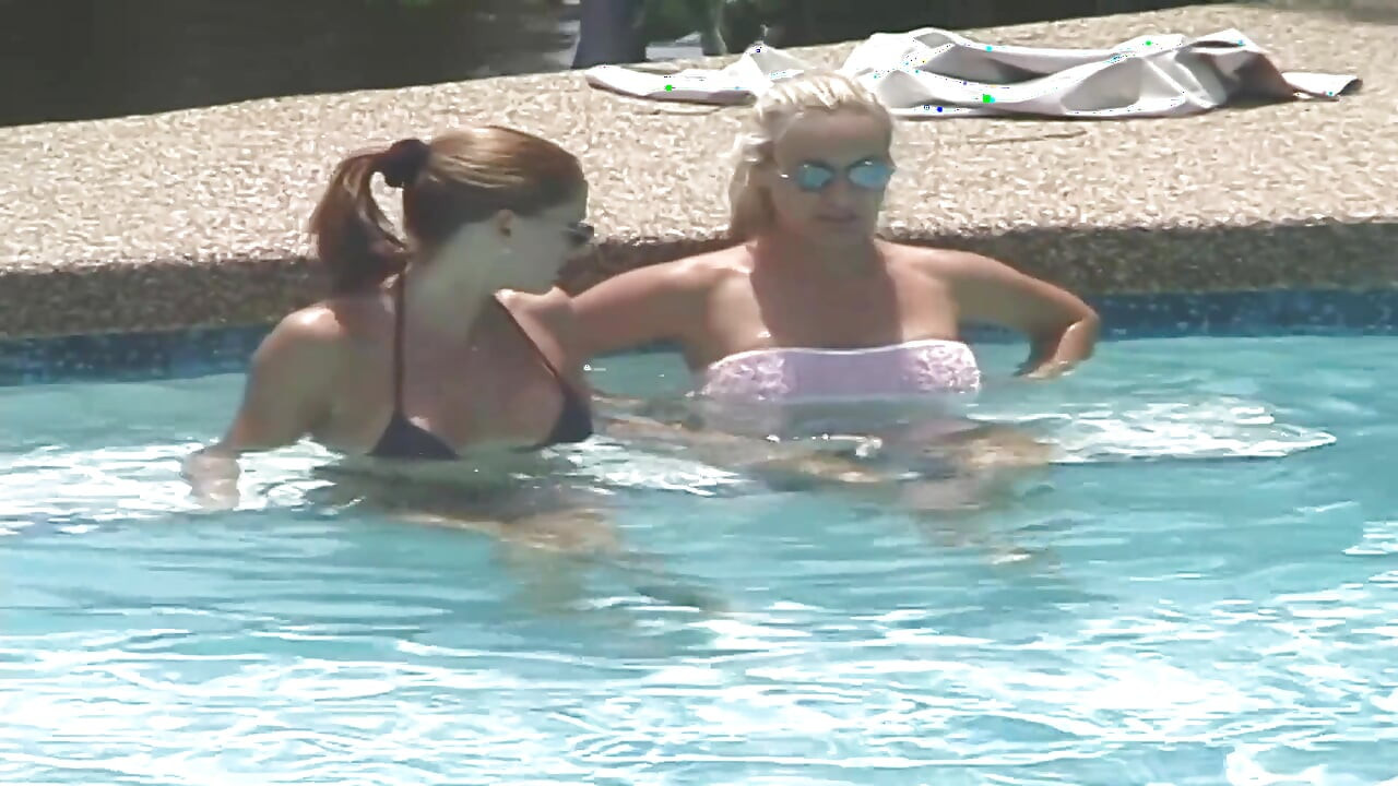 Två big tit bffs frolic naken över på ett vänner hus