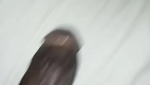 Malam ini setelah pose seks, memek penuh sperma, penisku masih keras bahkan setelah 4 ronde cepat.