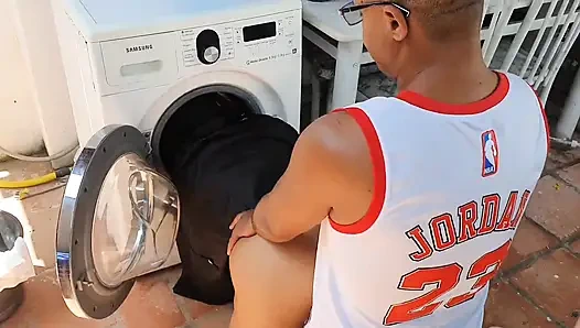 Ich bin in der waschmaschine stecken geblieben, mein schwarzer schwanz stiefsohn nutzte mich aus und fickte