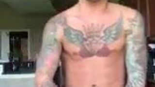 Ragazzo tatuato si masturba allo spettacolo