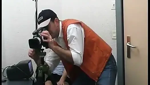 Bir kameraman çekimini yapmak için çekimini bırakıyor.