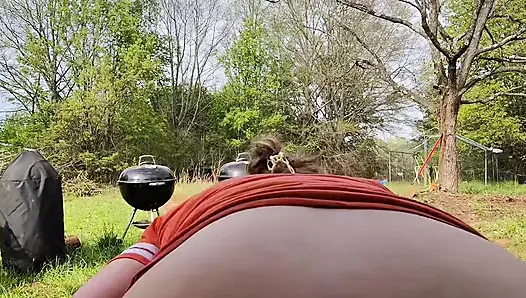 Bahçe işinden sonra biraz açık havada eğlence. Bazı yarak ibadeti ve ters kovboy kız açık havada salıncakta biniyor.