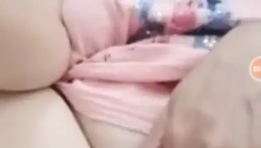 Istriku pengen video call terlalu untuk masturbasi memeknya