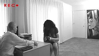 Грудастую чернокожую Nyomi в видео от первого лица трахают в задницу