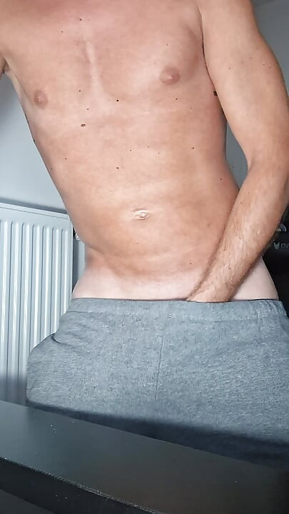 我穿着我的慢跑裤和我的拳击手