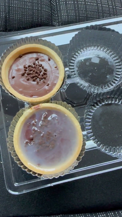 Aku cum di atas makanan penutup dengan banyak sperma dan memakannya. | Klip 1
