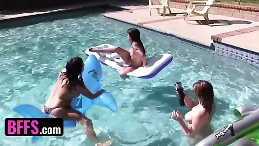 BFFS - keisha grey und ihre frechen freundinnen im bikini werden am heißen sommertag am pool wild