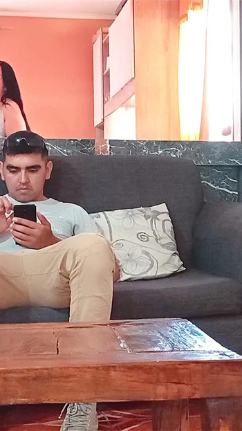 我戴绿帽子的丈夫在我们和他的朋友发生性关系时做饭