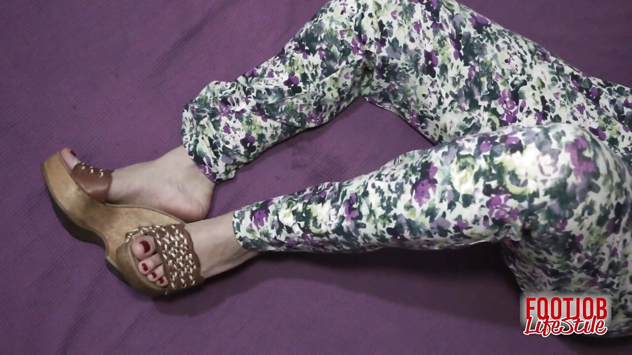 Pés perfeitos com os pés em pau sexy!