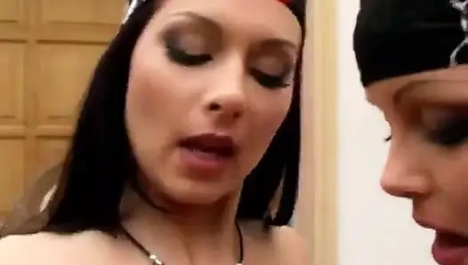 Cewek-cewek imut yang lagi sange ngusap memek satu sama lain dan memeknya dientot pakai jari