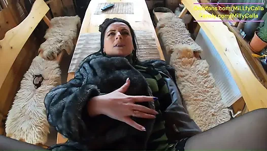 Tante seksi dengan tubuh aduhai lagi asik nyepong kontol sampai rambutnya dicrot sperma hangat