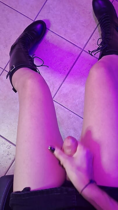 Sissy kurva drka s izbacivanjem u čizme