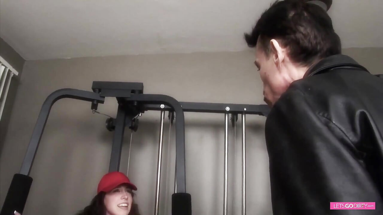 Sujo Harry bate na boceta de uma jovem garota