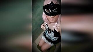 Mysteriöses maskiertes Trans-Mädchen zeigt sich