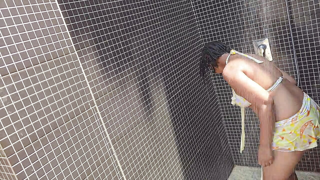 casi dividiendo su culo, wow, ella tiene un buen coño de agua