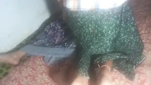 18 YAŞıNDAKI GÜZEL HINTLI KÖYLÜ EVLI KADıN GECE YARıSı SIKIŞIYOR