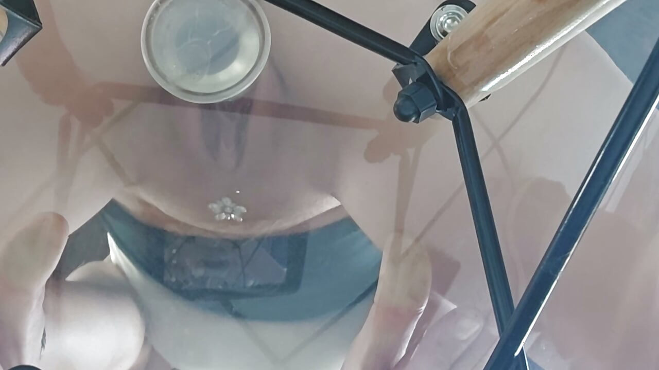 Close-up neuken met een doorschijnende dildo