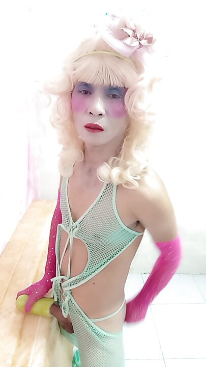 Oanh Le transgender memakai pakaian seksi porn bermain dengan tin tiruan