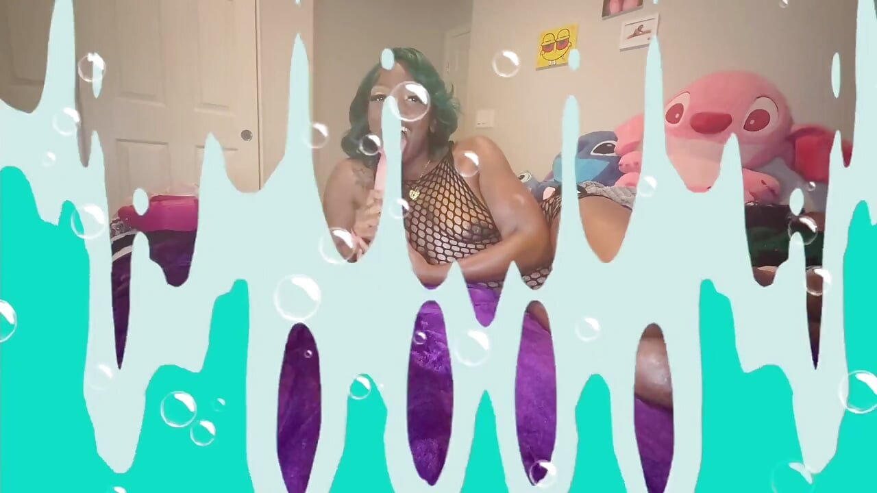 Curvă obraznică suge un vibrator bwc