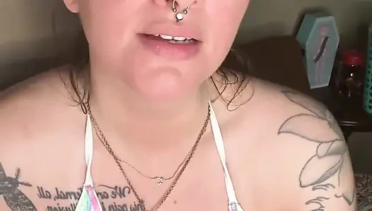 Cewek sange ini lagi asik merokok pakai bikini