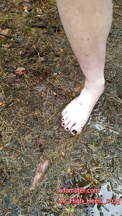 Op blote voeten in het bos